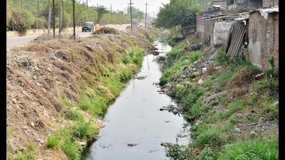 The move to transfer all 22 drains to the I&FC department comes in wake of a Delhi high court order dated April 9 to remove the multiplicity of agencies in handling these drains, with the court calling for a unified management of drains, and the removal of encroachments on the Yamuna floodplains to tackle waterlogging and aid river rejuvenation. (HT PHOTO (Representational Image))