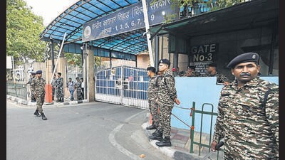 Tihar inmates are able to use the latest mobile phones to bypass the jammers installed there. (HT PHOTO) Tihar inmates are able to use the latest mobile phones to bypass the jammers installed there. (HT PHOTO)