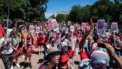 At least 30,000 pro-Palestinian protesters descend upon White House (Photo by andrew thomas / AFP) (AFP) At least 30,000 pro-Palestinian protesters descend upon White House (Photo by andrew thomas / AFP) (AFP)