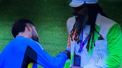 Virat Kohli signed Chris Gayle's blazer during the IND vs PAK clash. (X Image) Virat Kohli signed Chris Gayle's blazer during the IND vs PAK clash. (X Image)