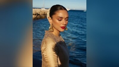 With the help of makeup artist Elton J Fernandez, Aditi got decked up with pink eyeshadow, mascara-coated lashes, contoured cheekbones, blushed cheeks, a luminous highlighter, and a shade of bright red lipstick. (Instagram/@aditiraohydari) With the help of makeup artist Elton J Fernandez, Aditi got decked up with pink eyeshadow, mascara-coated lashes, contoured cheekbones, blushed cheeks, a luminous highlighter, and a shade of bright red lipstick. (Instagram/@aditiraohydari)