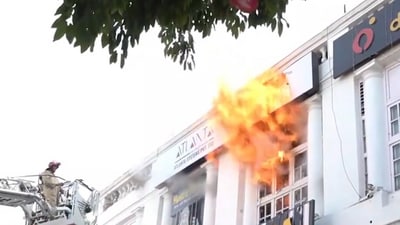 Fire breaks out at Mystery Rooms, a theme-based adventure game zone, at Outer Circle of Connaught Place in Delhi. (screengrab / PTI)
