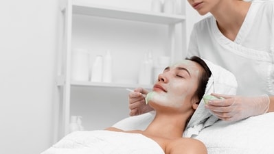 What is cocktail facial treatment? Discover its amazing benefits for your skin (Freepik) What is cocktail facial treatment? Discover its amazing benefits for your skin (Freepik)