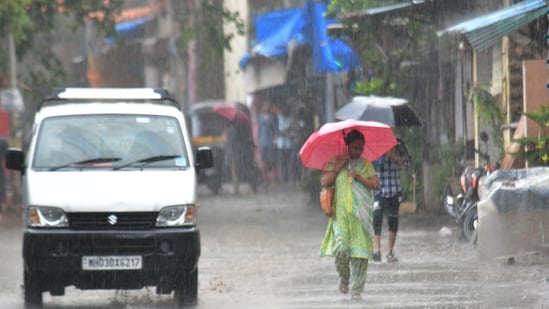 People going through the rain early in the morning at Bhandup in Mumbai.&nbsp;(HT photo)