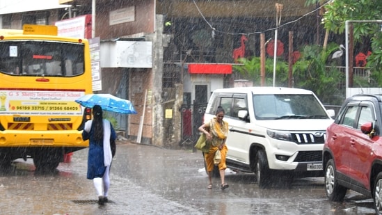 People going through the rain early in the morning at Bhandup in Mumbai.&nbsp;(HT photo)