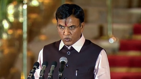 Bharatiya Janata Party (BJP) leader Mansukh Mandaviya takes oath as Union Cabinet Minister in the Prime Minister Narendra Modi-led NDA government, at Rashtrapati Bhawan, in New Delhi on Sunday.&nbsp;(ANI)