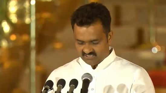 President Droupadi Murmu administers the oath of office to BJP leader Kamlesh Paswan, who won from UP's Bansgaon, at the swearing-in ceremony held at Rashtrapati Bhavan, in New Delhi, Sunday, June 9, 2024.&nbsp;(PIB)