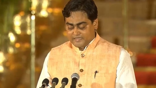 President Droupadi Murmu administers the oath of office to BJP leader Shantanu Thakur, at the swearing-in ceremony held at Rashtrapati Bhavan, in New Delhi, Sunday, June 9, 2024.&nbsp;