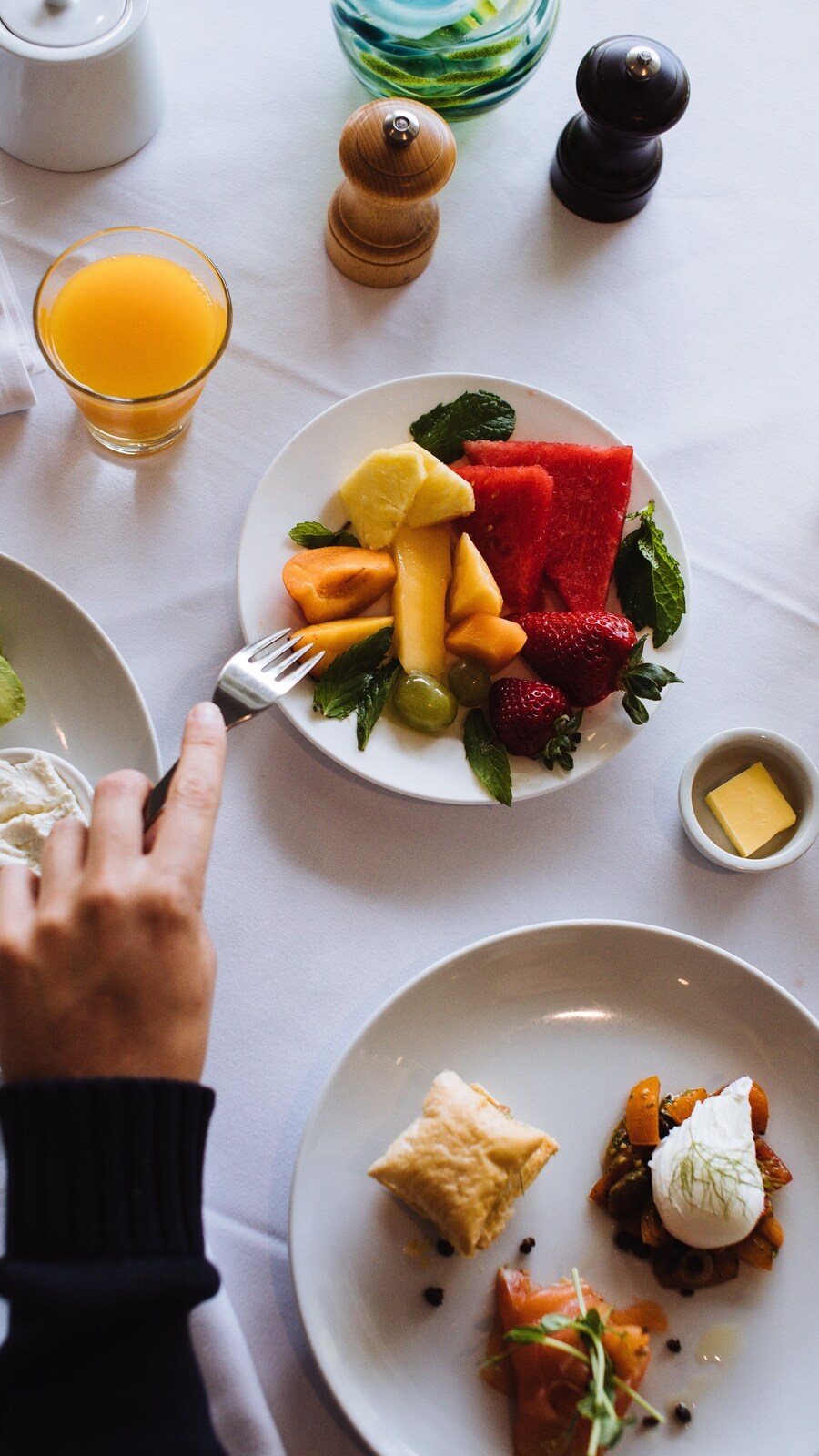 Eating_fruits_using_a_fork