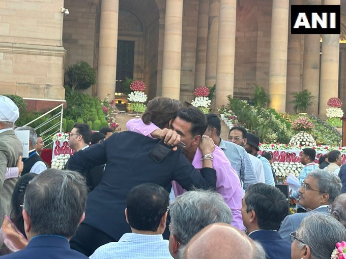 Shah Rukh Khan, Akshay Kumar greet each other at Rashtrapati Bhavan. (ANI) Shah Rukh Khan, Akshay Kumar greet each other at Rashtrapati Bhavan. (ANI)