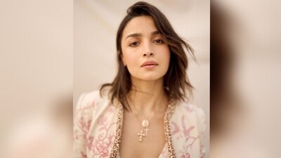 With the help of makeup artist Savleen Kaur Manchanda, Alia was decked up in nude eyeshadow, mascara-coated lashes, defined brows, blushed cheeks, luminous highlighter, and a shade of nude lipstick. (Instagram/@aliaabhatt)