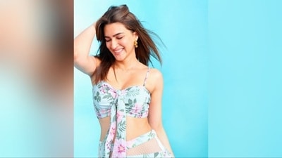Her makeup look features nude eyeshadow, mascara-coated lashes, darkened brows, blushed cheeks, luminous highlighter, a dewy base, and a shade of nude lipstick. (Instagram/@kritisanon) Her makeup look features nude eyeshadow, mascara-coated lashes, darkened brows, blushed cheeks, luminous highlighter, a dewy base, and a shade of nude lipstick. (Instagram/@kritisanon)