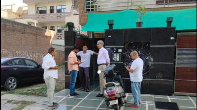 A team of the Municipal Corporation of Gurugram (MCG) imposed fines for misuse of drinking water at Palam Vihar in Gurugram on Monday. (HT PHOTO) A team of the Municipal Corporation of Gurugram (MCG) imposed fines for misuse of drinking water at Palam Vihar in Gurugram on Monday. (HT PHOTO)