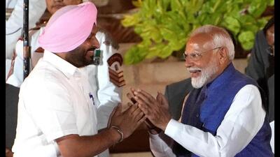 BJP leader Ravneet Singh Bittu greets Prime Minister Narendra Modi at his swearing-in ceremony that took place in Rashtrapati Bhavan in New Delhi on Sunday. (PTI) BJP leader Ravneet Singh Bittu greets Prime Minister Narendra Modi at his swearing-in ceremony that took place in Rashtrapati Bhavan in New Delhi on Sunday. (PTI)