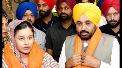 Chief minister Bhagwant Singh Mann with wife in Mohali to pay obeisance at Gurdwara Singh Shaheedan on the occasion of the martyrdom day of Guru Arjan Dev. Chief minister Bhagwant Singh Mann with wife in Mohali to pay obeisance at Gurdwara Singh Shaheedan on the occasion of the martyrdom day of Guru Arjan Dev.