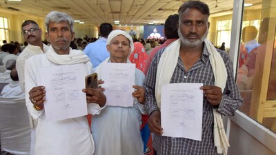 Divisional Commissioner, Gurugram, Ramesh Chandra Bidhan gave away allotment letters of 100-yard plots to 489 eligible beneficiaries at Sector-27 community center in Gurugram on Monday. (HT PHOTO) Divisional Commissioner, Gurugram, Ramesh Chandra Bidhan gave away allotment letters of 100-yard plots to 489 eligible beneficiaries at Sector-27 community center in Gurugram on Monday. (HT PHOTO)