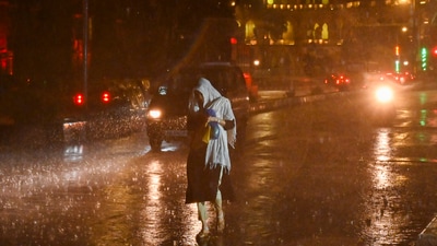 Mumbai Rain: Following heavy rain on Sunday, there was waterlogging in many areas such as Byculla, Sion, Dadar, Mazgaon, Kurla, Vikhroli and Andheri, severely impacting vehicular movement and causing long traffic jams. (Anshuman Poyrekar/ Hindustan Times)