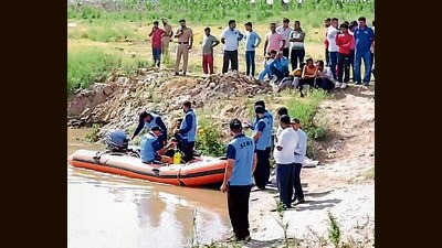 SDRF scuba divers search for the youths feared drowned in the Sutlej River near Kasabad village. (HT Photo) SDRF scuba divers search for the youths feared drowned in the Sutlej River near Kasabad village. (HT Photo)
