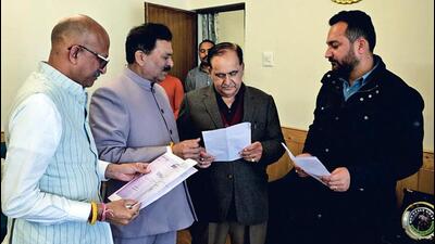 The byelections were necessitated following the resignation of the three Independent MLAs, Hoshiyar Singh (Dehra), Ashish Sharma (Hamirpur) and KL Thakur (Nalagarh). Here they are seen with Speaker Kuldeep Singh Pathania (second from right). (HT file photo) The byelections were necessitated following the resignation of the three Independent MLAs, Hoshiyar Singh (Dehra), Ashish Sharma (Hamirpur) and KL Thakur (Nalagarh). Here they are seen with Speaker Kuldeep Singh Pathania (second from right). (HT file photo)