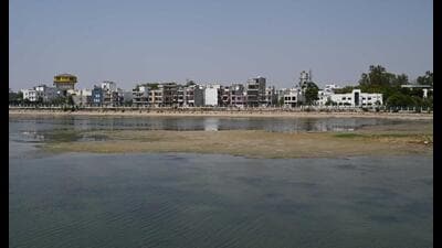 The falling level of water in Luckow’s Kathauta lake. (Deepak Gupta/HT Photo)