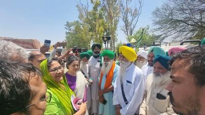 Trinamool Congress MPs with farmer leader Jagjit Singh Dallewal and his supporters at Khanauri on the Punjab-Haryana border on Monday. (X) Trinamool Congress MPs with farmer leader Jagjit Singh Dallewal and his supporters at Khanauri on the Punjab-Haryana border on Monday. (X)