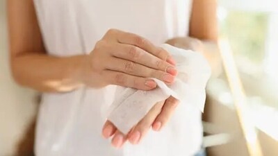 We can wad up a layer of tissues and run it under water. Then we can press it in the back of our neck to feel better. (Unsplash) We can wad up a layer of tissues and run it under water. Then we can press it in the back of our neck to feel better. (Unsplash)