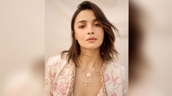 With the help of makeup artist Savleen Kaur Manchanda, Alia was decked up in nude eyeshadow, mascara-coated lashes, defined brows, blushed cheeks, luminous highlighter, and a shade of nude lipstick.(Instagram/@aliaabhatt)