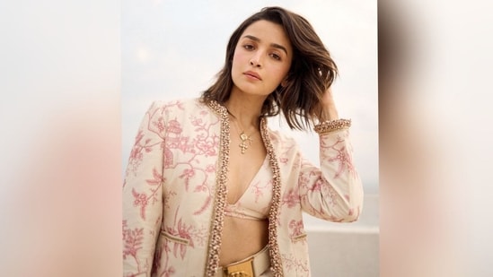 Assisted by hairstylist Amit Thakur, Alia styled her shoulder-length luscious tresses into messy waves, leaving them open in a side partition to create an effortlessly blow-dried look.(Instagram/@aliaabhatt)