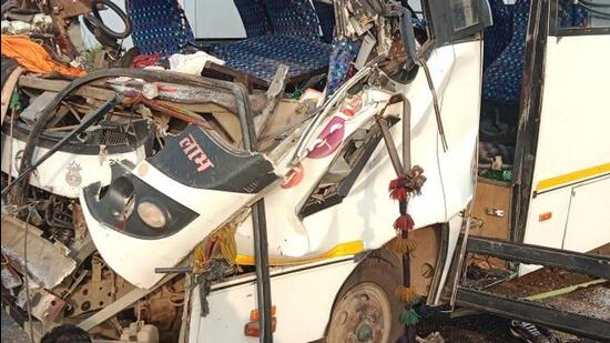 According to police, the bus was on its way to Vikramganj in Bihar from Ayodhya. (HT photo)