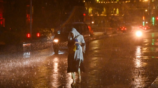 Mumbai Rain: Following heavy rain on Sunday, there was waterlogging in many areas such as Byculla, Sion, Dadar, Mazgaon, Kurla, Vikhroli and Andheri, severely impacting vehicular movement and causing long traffic jams.(Anshuman Poyrekar/ Hindustan Times)