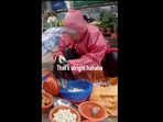 The influencer helped the woman selling produce in heavy rain. The influencer helped the woman selling produce in heavy rain.