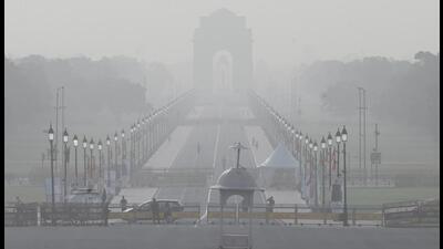 A thick blanket of dust covers Kartavya Path on Tuesday morning. (Arvind Yadav/HT Photo) A thick blanket of dust covers Kartavya Path on Tuesday morning. (Arvind Yadav/HT Photo)