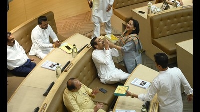 AAP and Congress councillors offering sweets to BJP councillors to celebrate Manish Tewari’s win during the MC House meeting on Tuesday. (Ravi Kumar/HT) AAP and Congress councillors offering sweets to BJP councillors to celebrate Manish Tewari’s win during the MC House meeting on Tuesday. (Ravi Kumar/HT)