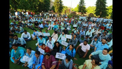 Contractual staff staging a protest outside PGIMER at Chandigarh on Tuesday. (HT photo) Contractual staff staging a protest outside PGIMER at Chandigarh on Tuesday. (HT photo)
