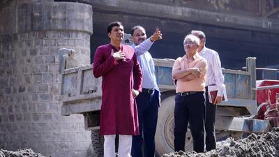 Delhi minister Saurabh Bharadwaj with a team of officials at the ITO barrage. (HT Photo) Delhi minister Saurabh Bharadwaj with a team of officials at the ITO barrage. (HT Photo)