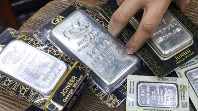 Spot silver fell 2.2% to $29.13 per ounce, platinum was down 0.9% at $958.55 and palladium lost 1% to $895.13. (Reuters)