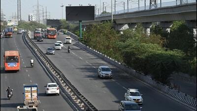 In the first and second phases, the carriageway of the flyover going towards Badarpur from Ashram will be repaired. (HT PHOTO) In the first and second phases, the carriageway of the flyover going towards Badarpur from Ashram will be repaired. (HT PHOTO)