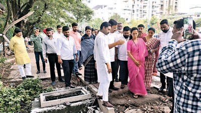 NCP(SP) MP Supriya Sule visited places that reported waterlogging on Sinhagad Road, Katraj, and Model Colony before holding a meeting with the civic chief. (HT)