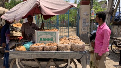 Nashrr Ahmad Khan’s biscuit cart. (HT Photo) Nashrr Ahmad Khan’s biscuit cart. (HT Photo)
