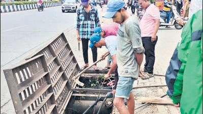 PMC on Tuesday filed police complaint against an unknown person for laying optical fibre cables in stormwater lines on Sinhagad Road. (HT) PMC on Tuesday filed police complaint against an unknown person for laying optical fibre cables in stormwater lines on Sinhagad Road. (HT)