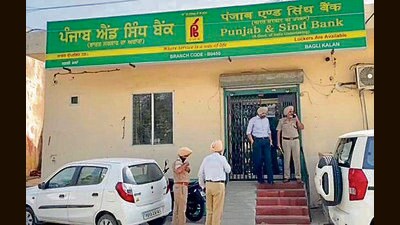 Police at the branch of Punjab and Sind Bank in Khanna’s Bagli Kalan village after the robbery on Tuesday. (HT Photo) Police at the branch of Punjab and Sind Bank in Khanna’s Bagli Kalan village after the robbery on Tuesday. (HT Photo)