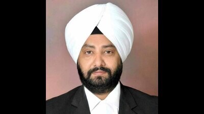 SAD vice-president Parupkar Singh Ghumman has accused legislature party leader Manpreet Singh Ayali of adopting “double standards”. (HT Photo)
