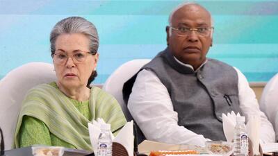 Senior Congress leaders Sonia Gandhi and Mallikarjun Kharge. (HT Photo) Senior Congress leaders Sonia Gandhi and Mallikarjun Kharge. (HT Photo)