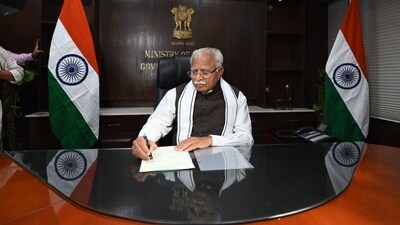 Manohar Lal Khattar took charge as Power minister at Shram Shakti Bhawan in New Delhi on Tuesday (Raj K Raj/HT Photo)