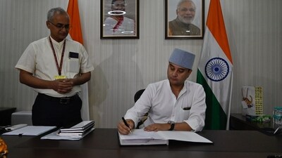 Jyotiraditya Scindia took charge as the Communication Minister at Sanchar Bhawan in New Delhi on Tuesday. (Raj K Raj/HT Photo)