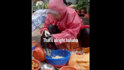 The influencer helped the woman selling produce in heavy rain. The influencer helped the woman selling produce in heavy rain.