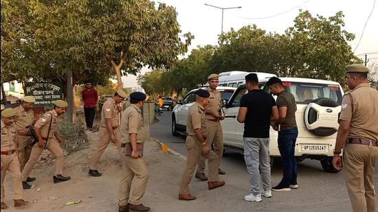 Policemen at the scene of the crime on Nandi Park Road near Hindon elevated road in Ghaziabad on Tuesday. (Sakib Ali/HT Photo)