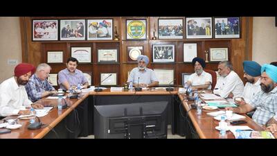 A delegation of experts from the World Bank and Punjab Agricultural University vice-chancellor Satbir Singh Gosal during a meeting in Ludhiana on Wednesday. (HT Photo)