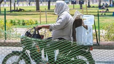 A man carries Ice on a hot day near Kartavya Path on Wednesday. (Sanjeev Verma/HT Photo)
