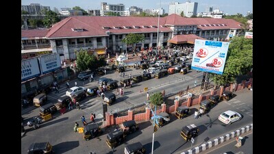 As per the proposal, the lifts will be installed at platform No. 1, between platforms 2 and 3, platforms 4 and 5 and at platform No. 6 near the Pune Metro station.  (HT PHOTO)